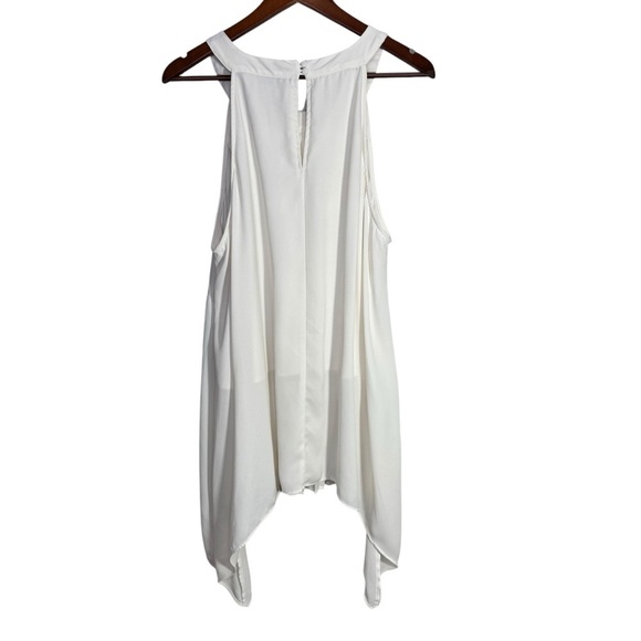 Pennington's White Scoop Neck Pleated Sleeveless Blouse Sharkbite Hem - Picture 8 of 11